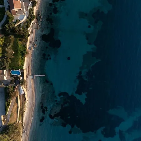 Alia, Your Modern Beachfront Escape 别墅