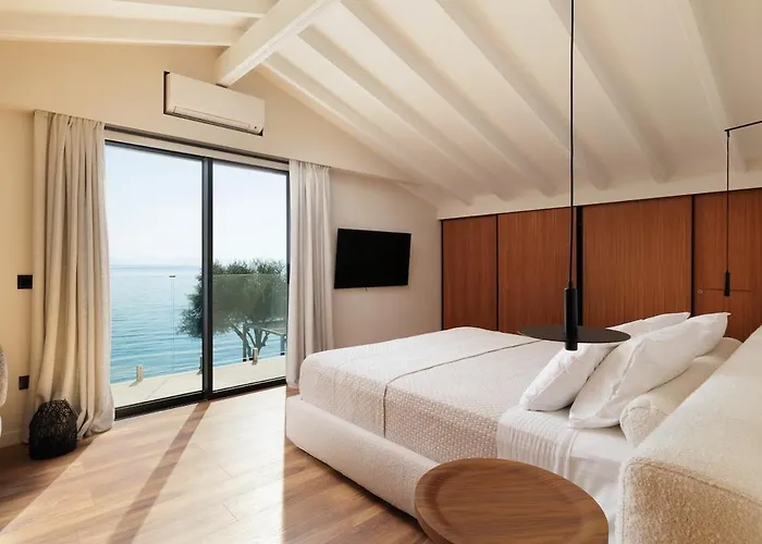 Alia, Your Modern Beachfront Escape 别墅