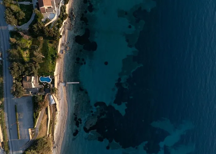 Alia, Your Modern Beachfront Escape 别墅