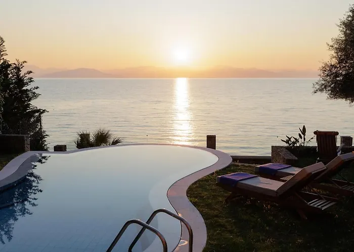 Alia, Your Modern Beachfront Escape 别墅