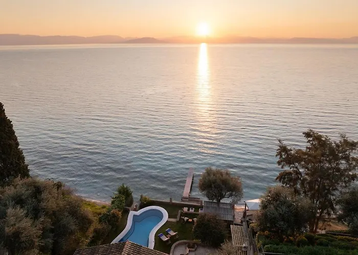 Alia, Your Modern Beachfront Escape 别墅