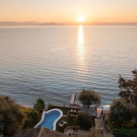 Alia, Your Modern Beachfront Escape Vila