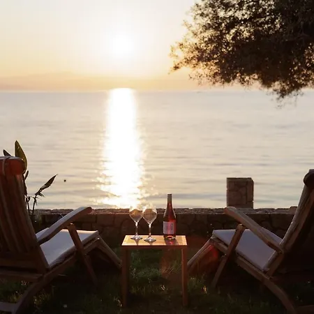 Alia, Your Modern Beachfront Escape *