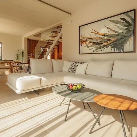 Alia, Your Modern Beachfront Escape 빌라 *