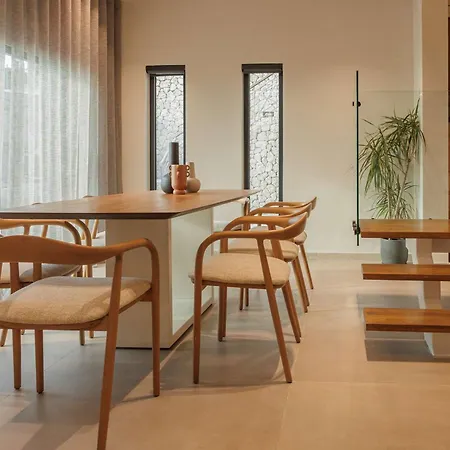 Alia, Your Modern Beachfront Escape ベニテス