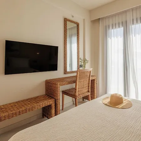 Alia, Your Modern Beachfront Escape ベニテス