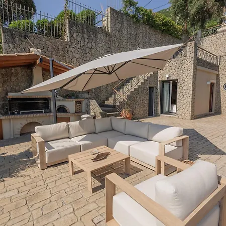 Alia, Your Modern Beachfront Escape ベニテス