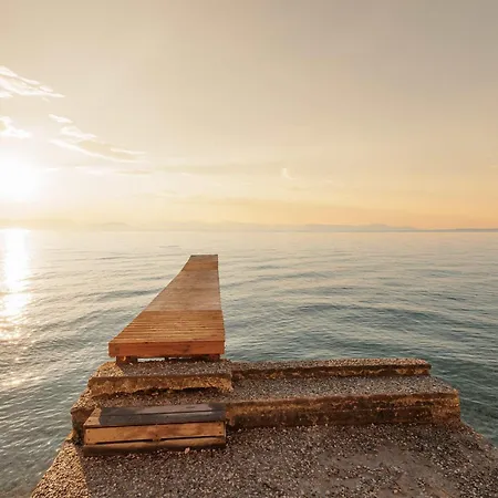 Alia, Your Modern Beachfront Escape ヴィラ *
