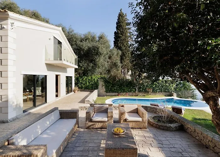 Alia, Your Modern Beachfront Escape Villa Benitses (Corfu)