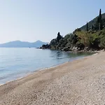 Alia, Your Modern Beachfront Escape Villa Benitses (Corfu)