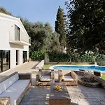 Alia, Your Modern Beachfront Escape Villa Benitses (Corfu)